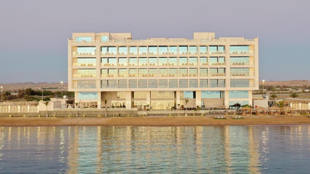 Výhled na řeku, která protéká v blízkosti hotelu