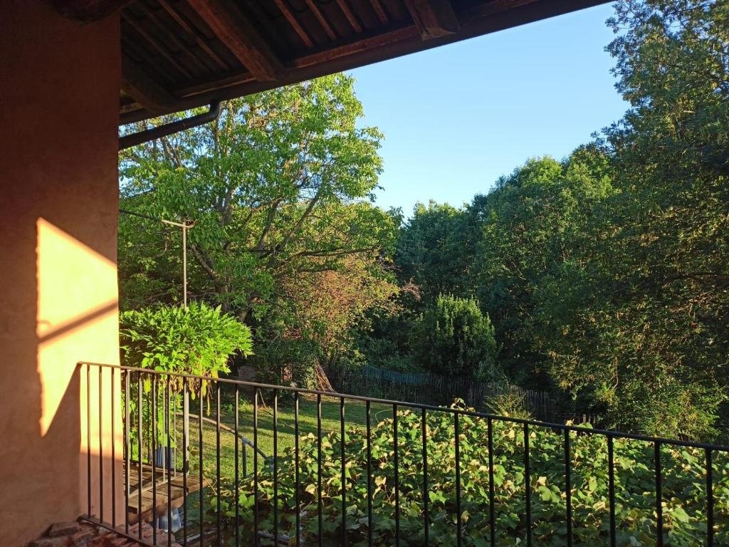 une clôture avec vue sur le jardin dans l'établissement A romantic suite in the countryside near Torino, à Pecetto