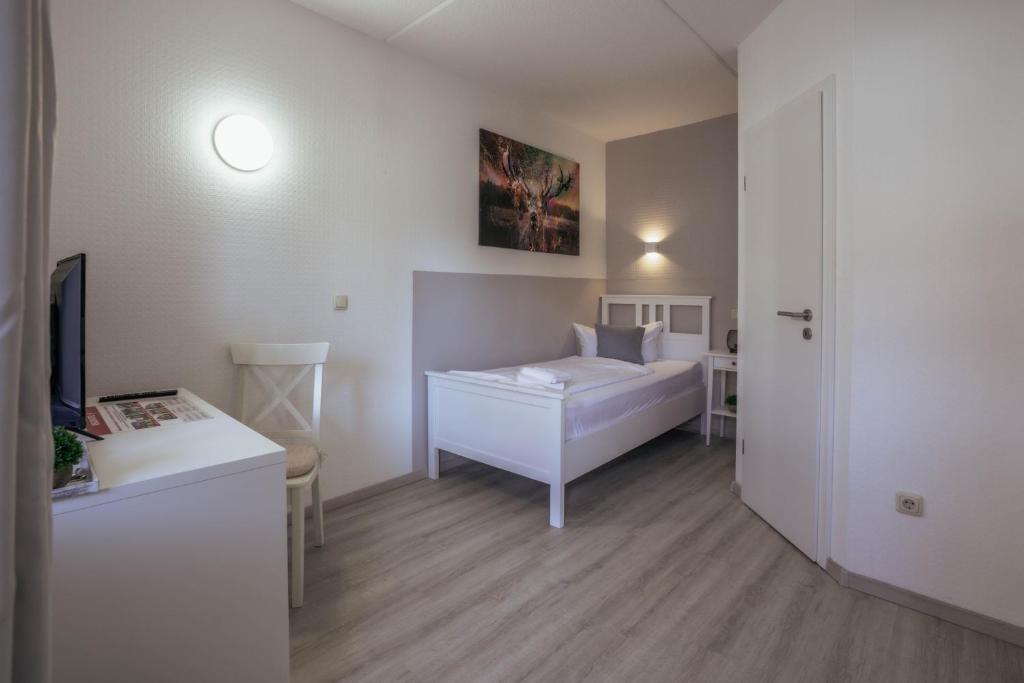 Postel nebo postele na pokoji v ubytování REGIOHOTEL Wolmirstedter Hof Wolmirstedt