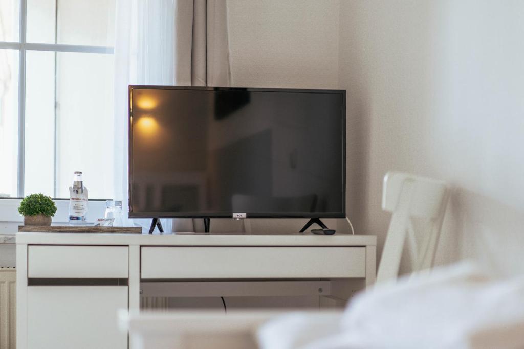 TV a/nebo společenská místnost v ubytování REGIOHOTEL Wolmirstedter Hof Wolmirstedt