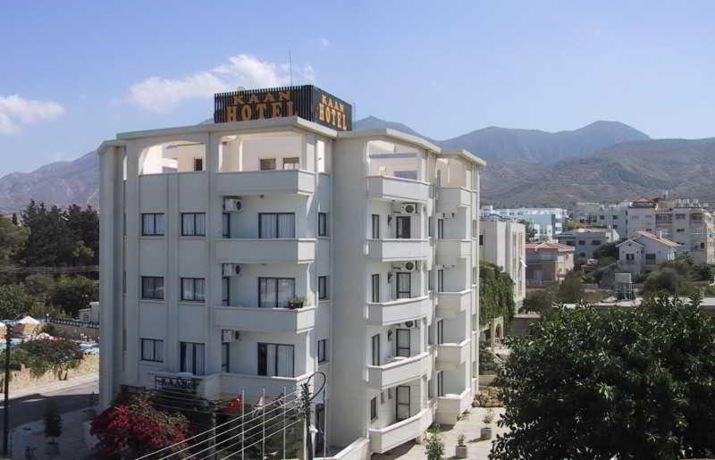 een hoog wit gebouw met avisor bij Kaan Hotel & Apartment in Kyrenia