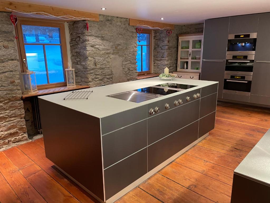 Kuchyň nebo kuchyňský kout v ubytování Stegmatte - Unique luxury triplex apartment for 10 persons