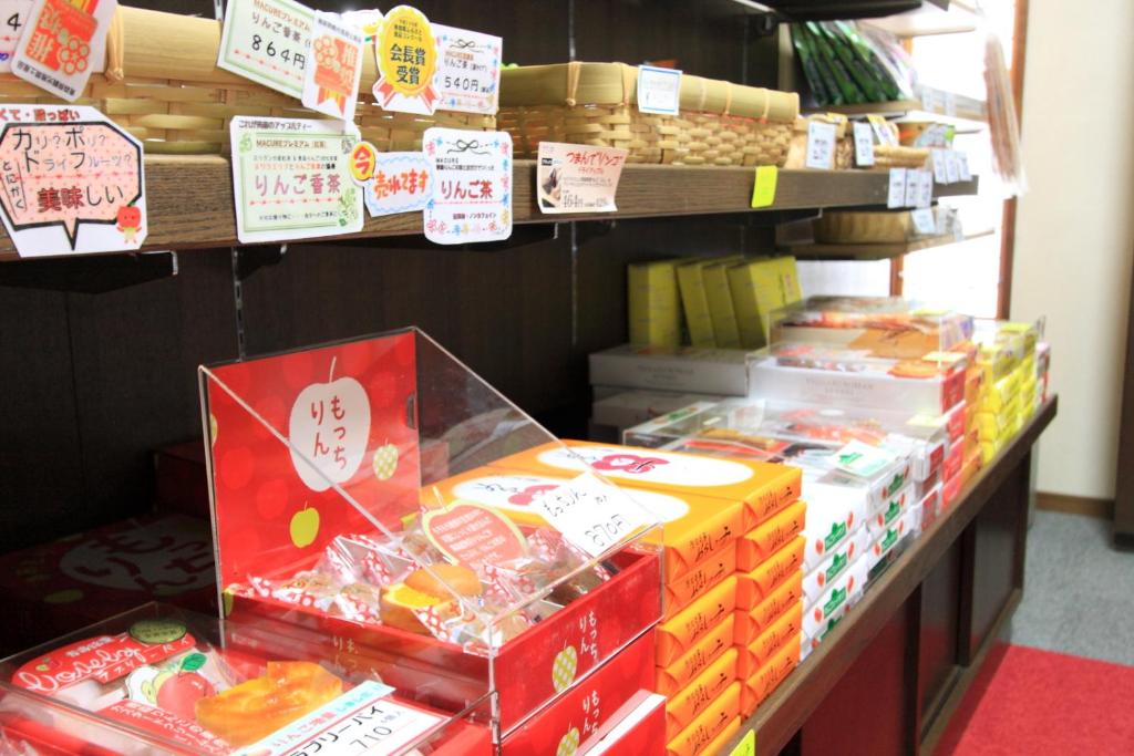 Supermarket nebo jiné obchody v  ryokanu nebo okolí