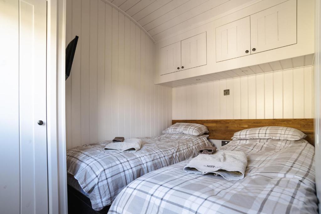 Ліжко або ліжка в номері Shepherds View at Oaks Barn Farm Alcester with optional paid for Hot tub