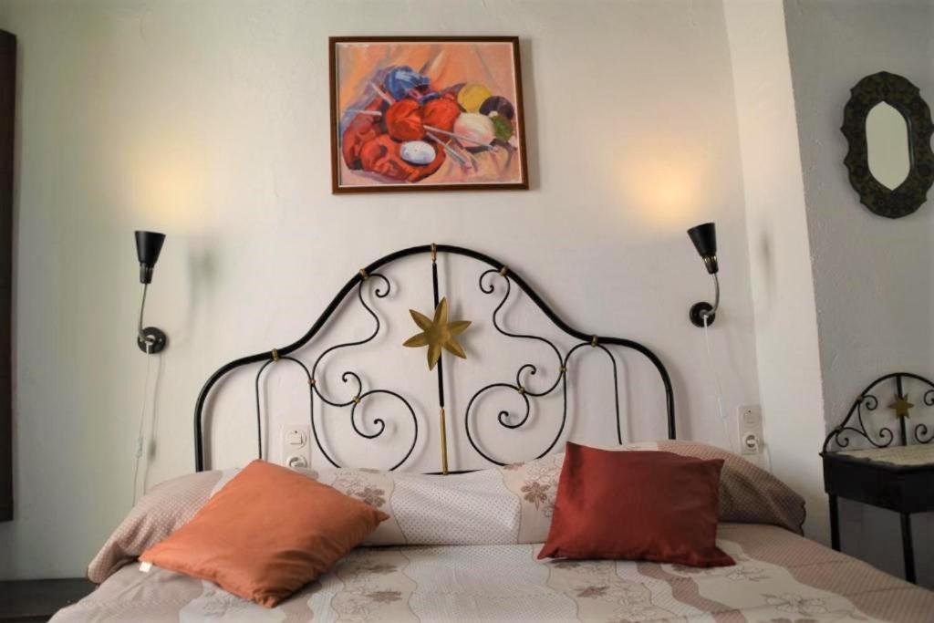 MontsonisにあるCal Tavernerの壁に絵が描かれたベッドルームのベッド1台