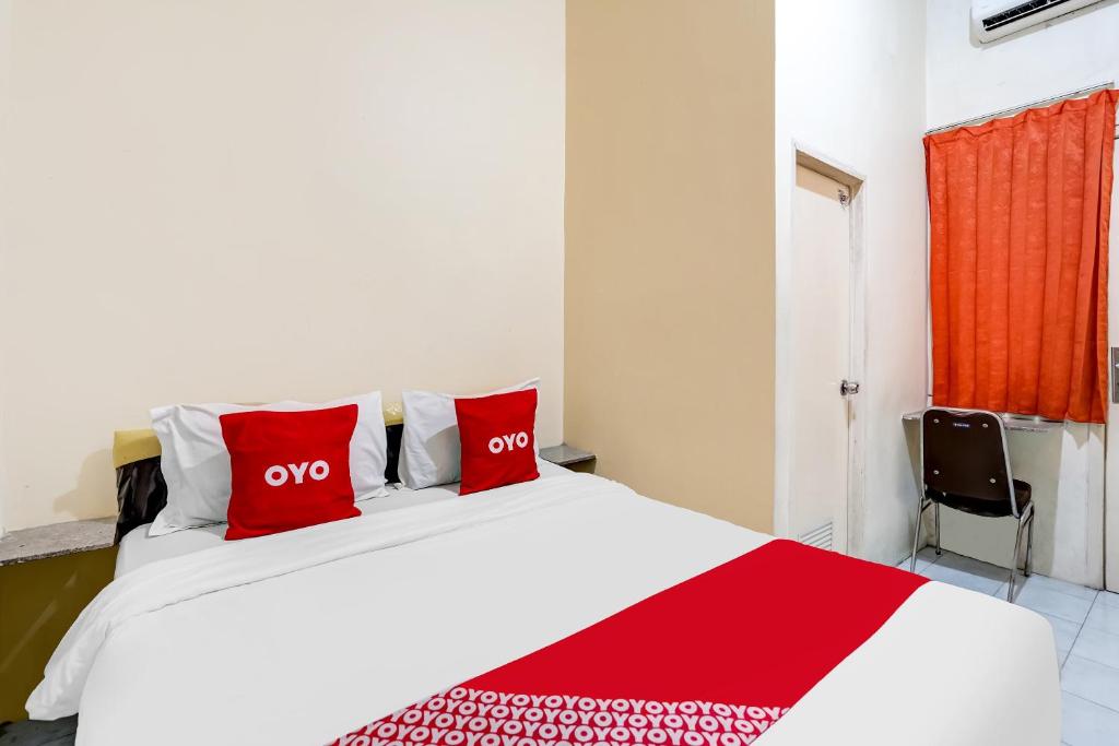 Cama o camas de una habitación en OYO 91361 Benlin D'kost Syariah