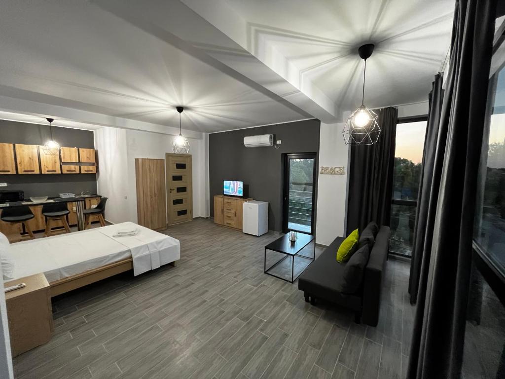 Großes Zimmer mit einem Bett und einem Wohnzimmer. in der Unterkunft BSA in Eforie Sud