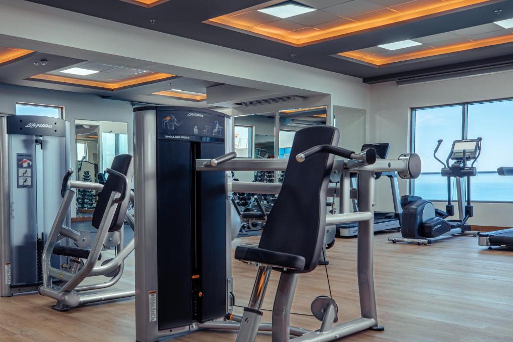 Fitness centrum a/nebo fitness zařízení v ubytování Waves Hotel