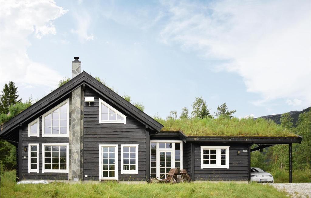 una casa negra con techo de hierba en Lovely Home In Vossestrand With Wifi, en Vossestrand