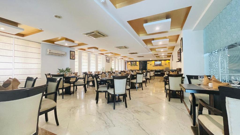 Restaurace v ubytování Surasena Regal Vista Agra