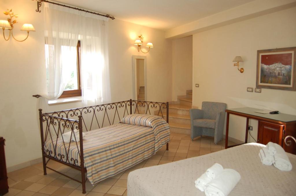 salon z kanapą i krzesłem w obiekcie Relais Sant'Eligio w mieście Ostuni
