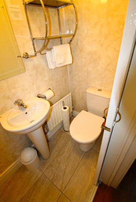 Beulah Guest House - Double Room With Private Bathroom
