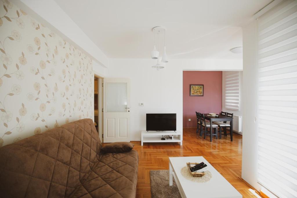a living room with a couch and a table at Apartman 4, Sinđelićeva 40 in Gornji Milanovac