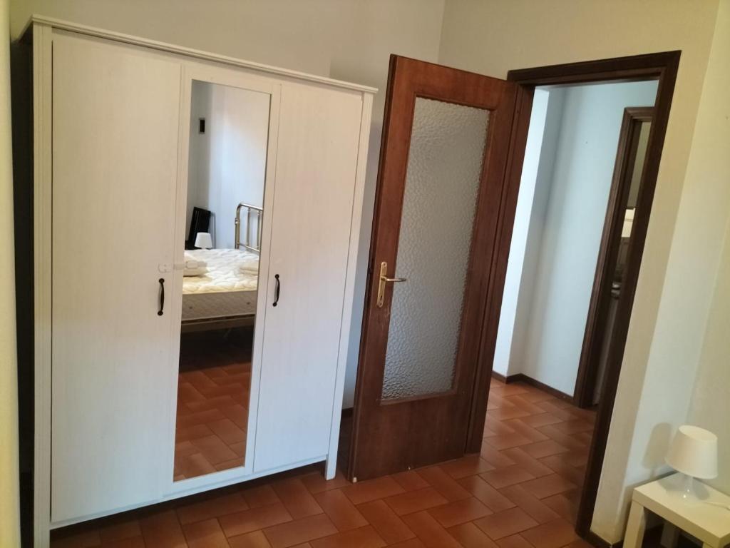 Pokój z drzwiami i lustrem oraz sypialnią w obiekcie Casa Rina w mieście Nesso
