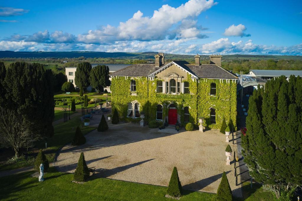 uma vista aérea de uma casa com um quintal em Lyrath Estate em Kilkenny