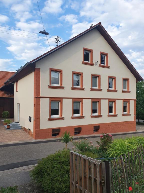 une maison sur le côté de la route dans l'établissement Ferienwohnung "Zum alten Kuhstall", à Oberhausen