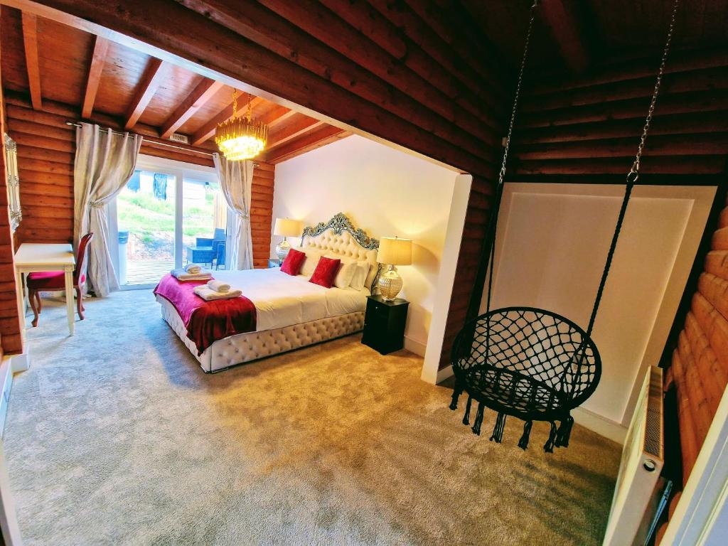 um quarto com uma cama e uma cadeira num quarto em Kaoglen-Spruce-Hot Tub-Forrest Setting-Pet Friendly em Balnald