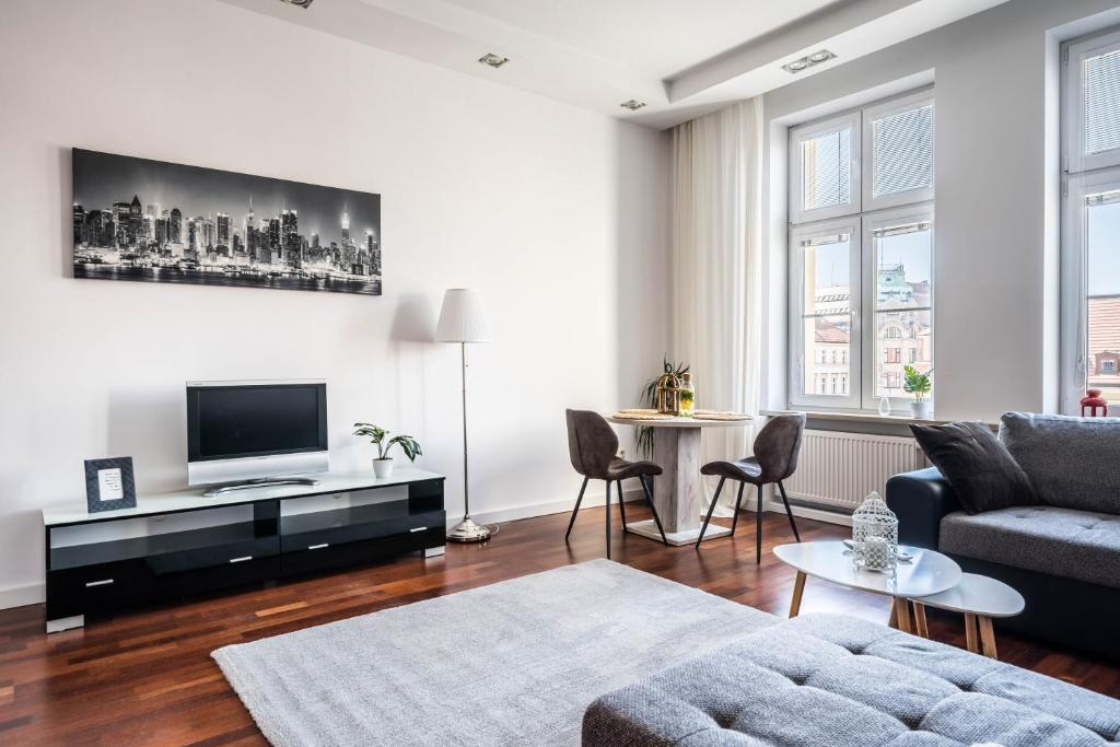 Televízia a/alebo spoločenská miestnosť v ubytovaní Rynek 45 Apartament