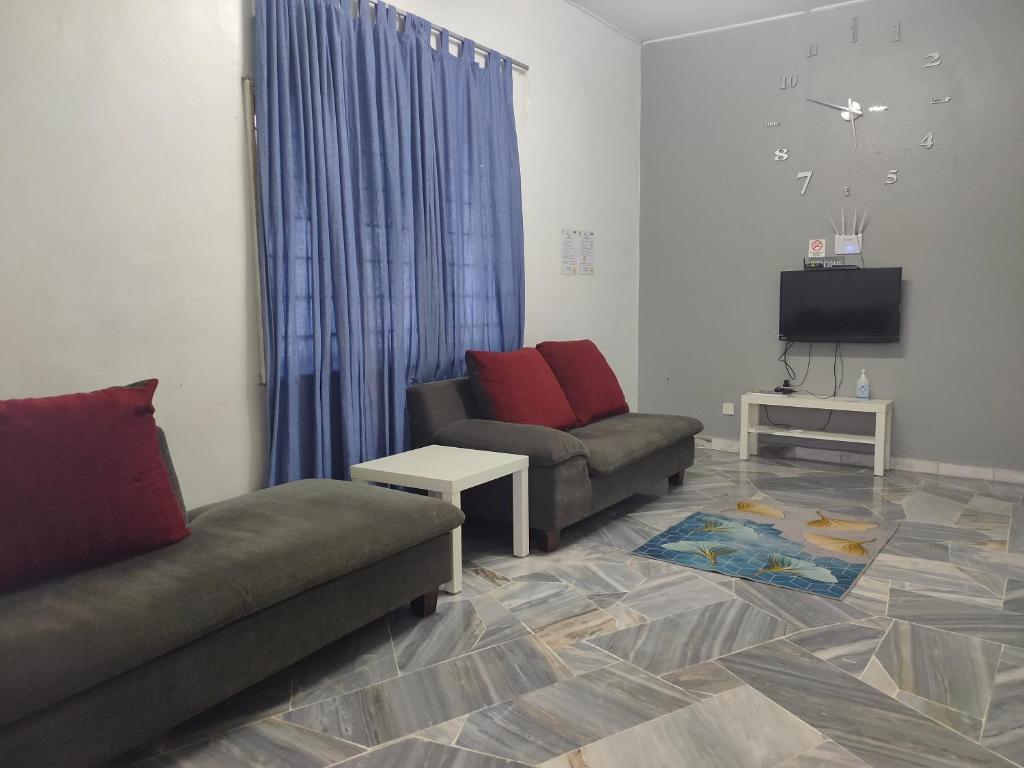 CORNER LOT,LANDED Kajang Semenyih Bee Homestay في سيمينيه: غرفة معيشة بها كنبتين وتلفزيون