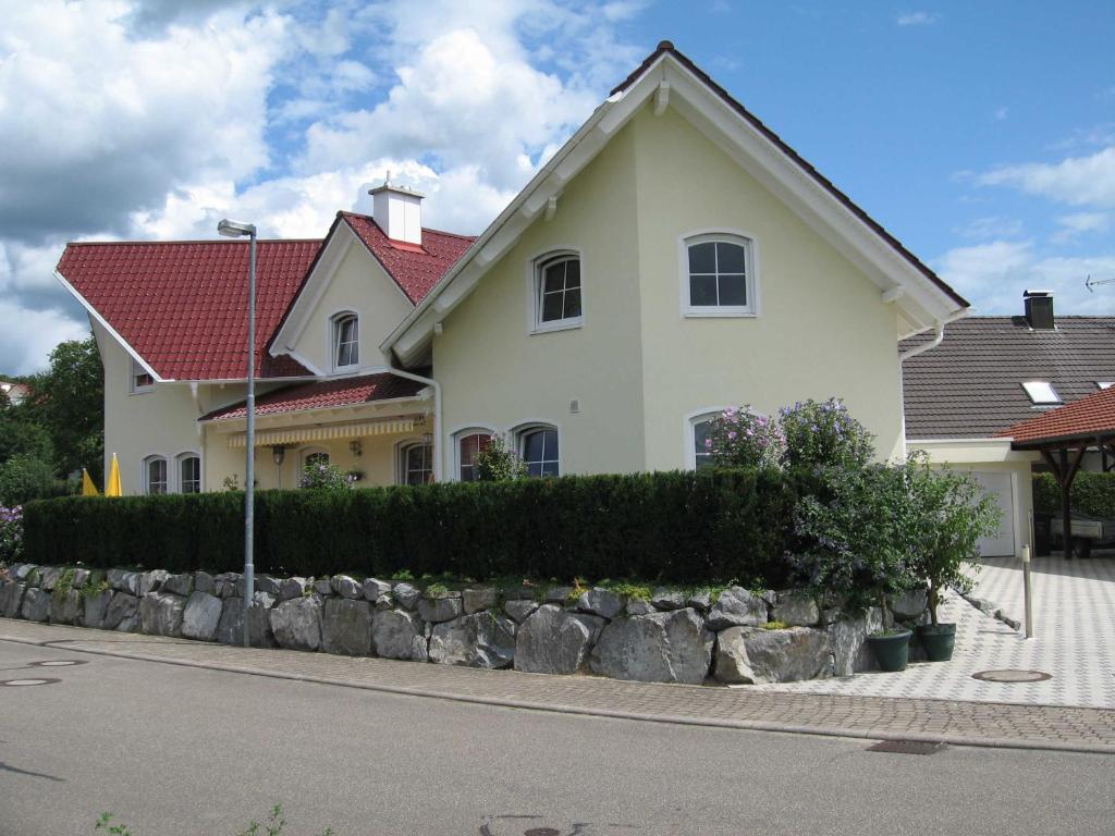 a white house with a red roof at Ferienwohnung Kunst in Mahlberg