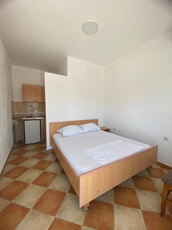 Postel nebo postele na pokoji v ubytování Apartments Ajdin