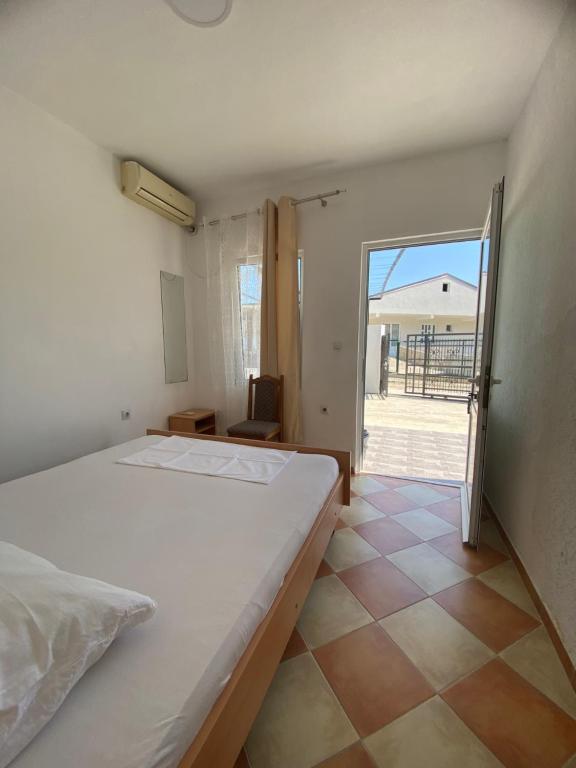 Postel nebo postele na pokoji v ubytování Apartments Ajdin