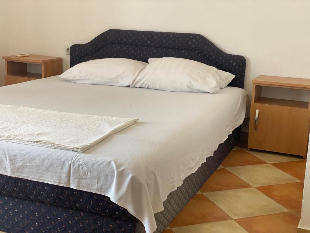 Postel nebo postele na pokoji v ubytování Apartments Ajdin
