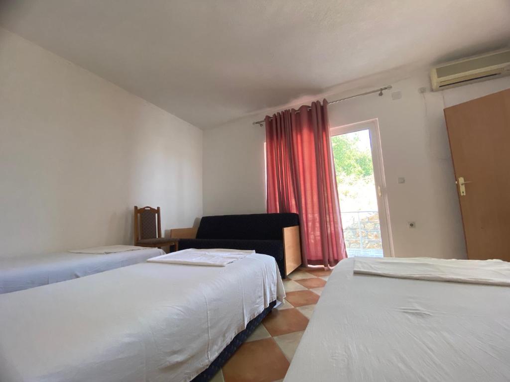 Postel nebo postele na pokoji v ubytování Apartments Ajdin