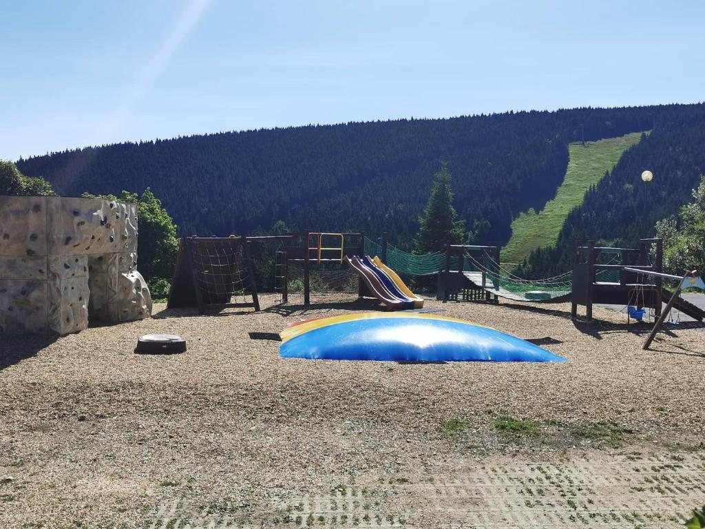 Bazén v ubytování Hotel Červenohorské sedlo nebo v jeho okolí