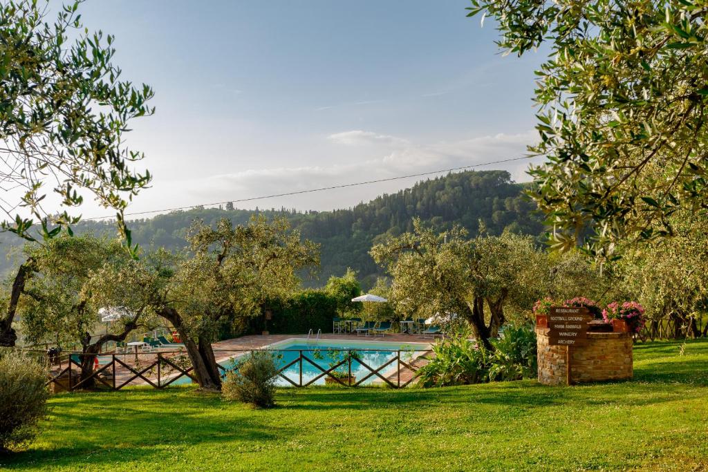 vistas a la piscina desde el patio de una casa en Agriturismo Montalbino en Montespertoli