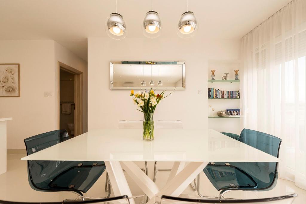 URBAN LUXURY APARTMENT - 3