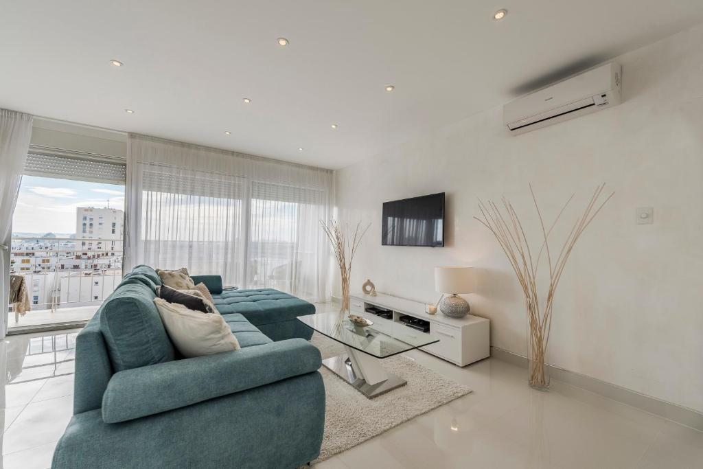 URBAN LUXURY APARTMENT - 13