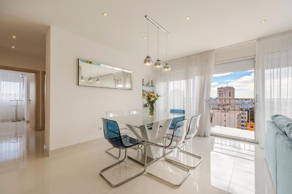 URBAN LUXURY APARTMENT - 8