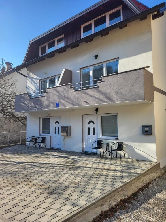 een gebouw met tafels en stoelen op een patio bij Apartmani Polanščak in Krapinske Toplice