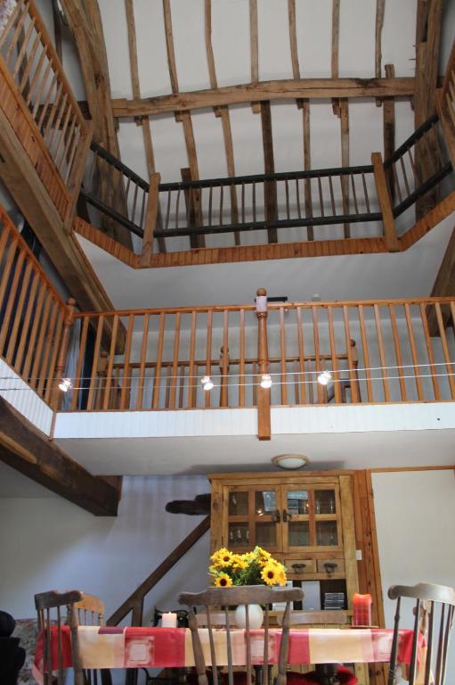 une chambre avec une table, des chaises et un escalier dans l'établissement Grand gîte de campagne capacité jusqu'à 10 personnes, à Chantenay-Saint-Imbert