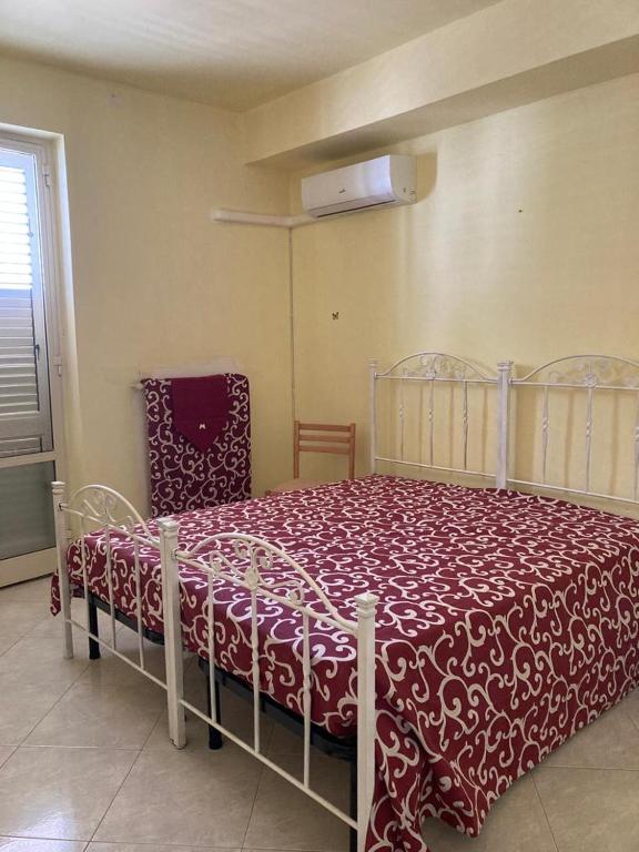 een slaapkamer met een bed en een stoel erin bij Casa Triscele Bis in Ispica