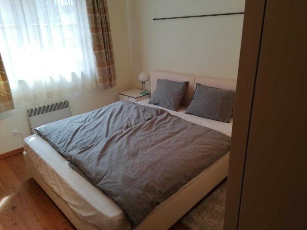 En eller flere senge i et værelse på Appartement Charly