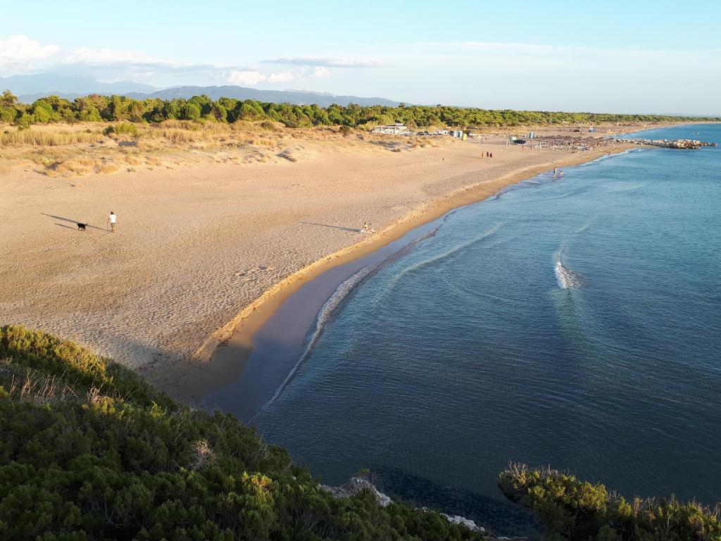 een luchtzicht op een strand met mensen erop bij Villa Dunes 350m from the sandy beach in Kalogria