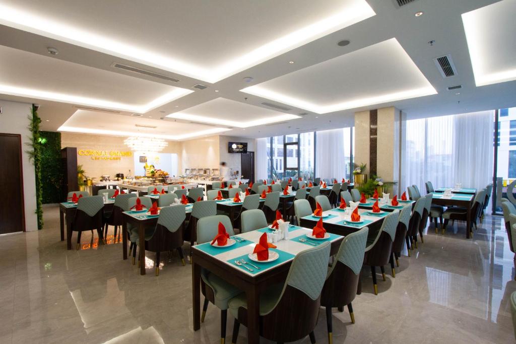 Restaurace v ubytování Cordial Grand Hotel Da Nang Beach - Infinity Rooftop Pool
