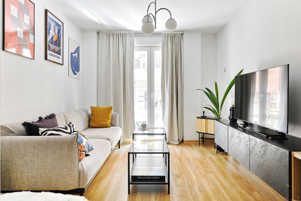 un soggiorno con divano e TV di Wehaus - Exclusive & nordic style apartment in Murcia a Murcia