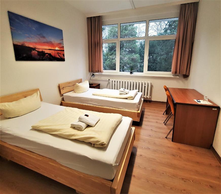 Postel nebo postele na pokoji v ubytování Waldhotel am See Berlin-Schmöckwitz