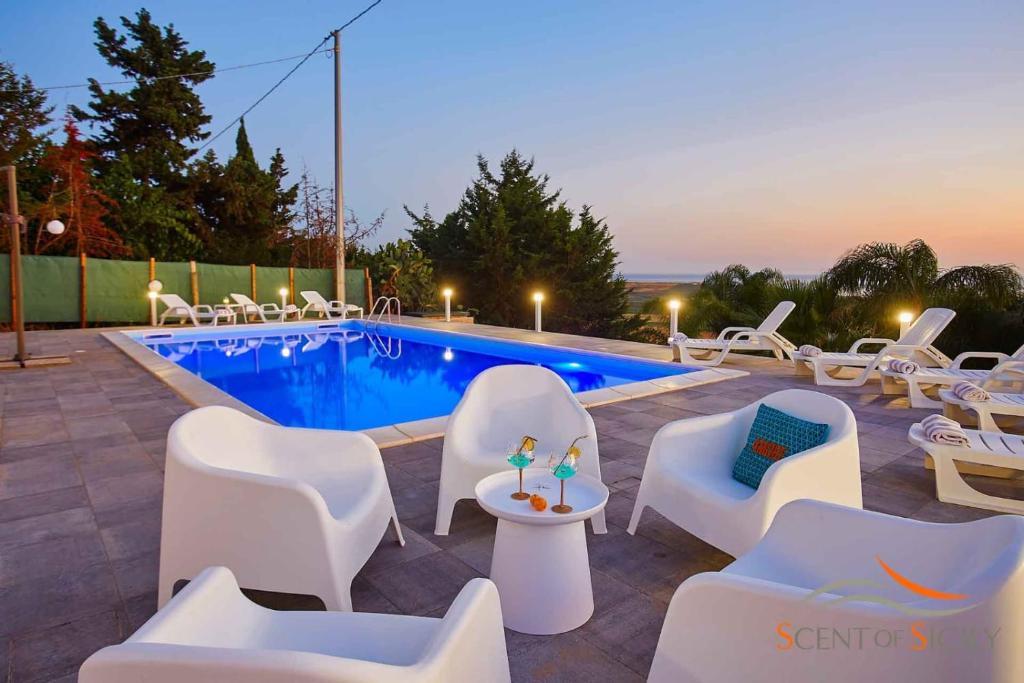 Basen w obiekcie Villa Sara lub w pobliżu