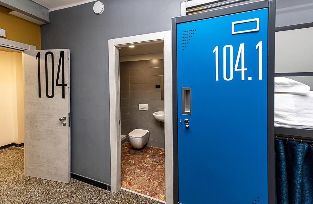 Koupelna v ubytování Marathon Hostel