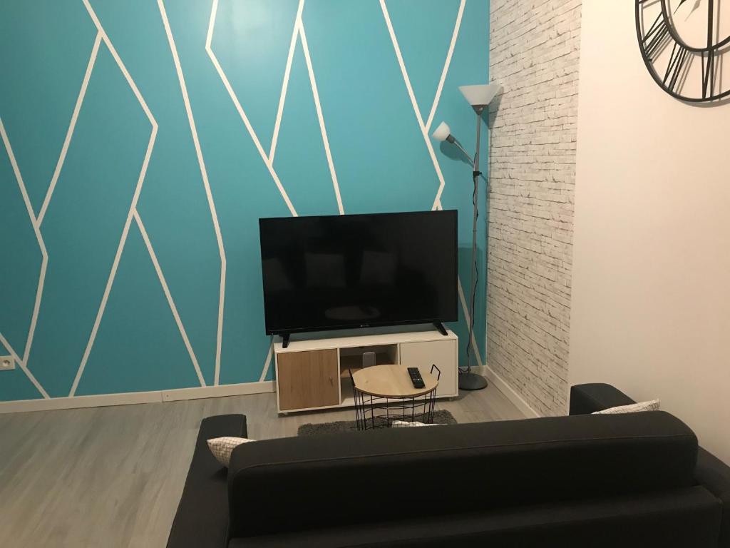 Televízia a/alebo spoločenská miestnosť v ubytovaní LE CLOS CHASSAING N1 - Wifi - Centre ville-PROPERTY RENTAL NM