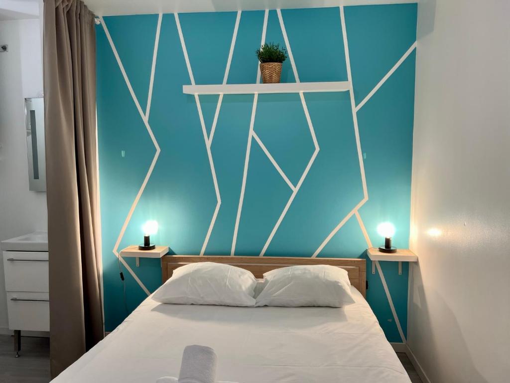 Posteľ alebo postele v izbe v ubytovaní LE CLOS CHASSAING N1 - Wifi - Centre ville-PROPERTY RENTAL NM