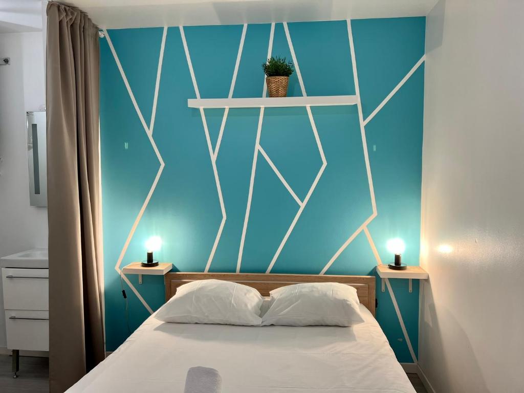 Posteľ alebo postele v izbe v ubytovaní LE CLOS CHASSAING N1 - Wifi - Centre ville-PROPERTY RENTAL NM
