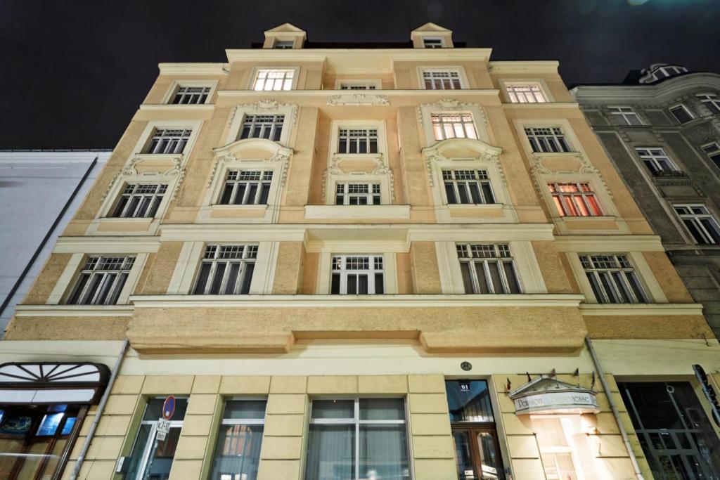 um edifício alto com muitas janelas em Hotel Pension Baronesse em Viena