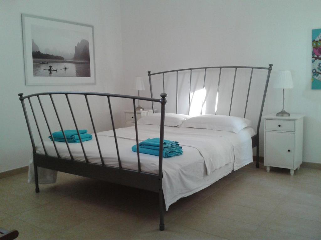 Schlafzimmer mit einem Bett mit Metallrahmen in der Unterkunft La casa di Alice in Patù