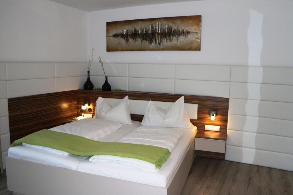 Postel nebo postele na pokoji v ubytování Hotel Weidenhof