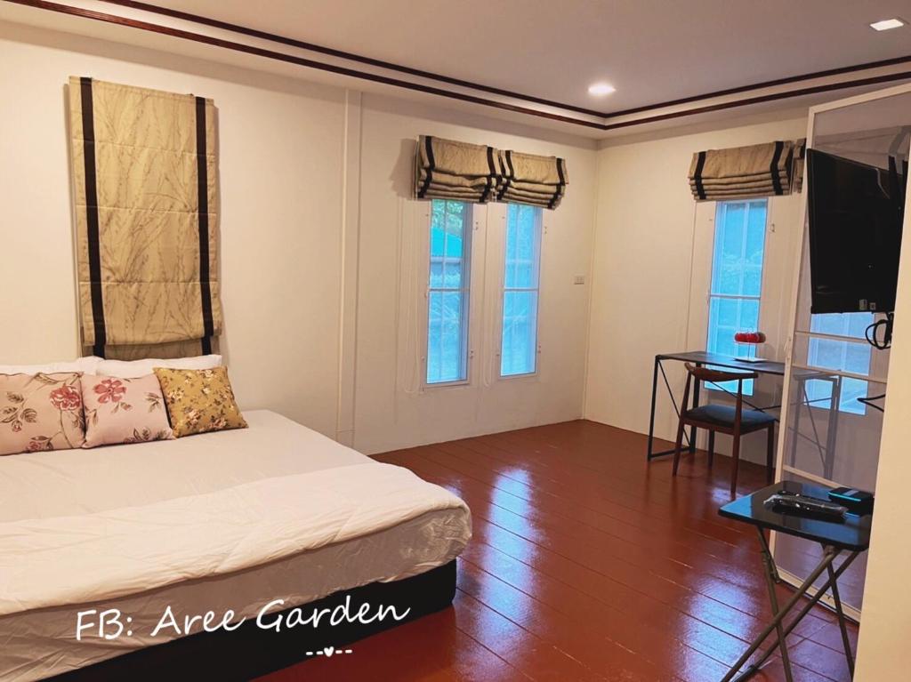 Postel nebo postele na pokoji v ubytování Aree Garden Home Private Homestay by the Waterfall Chantaburi - บ้านสวนพลิ้วอารี ริมธารน้ำตกพลิ้ว จันทบุรี
